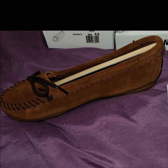 Minnetonka Shoes - Minnetonka Suede Skimmer Women's size   5.5